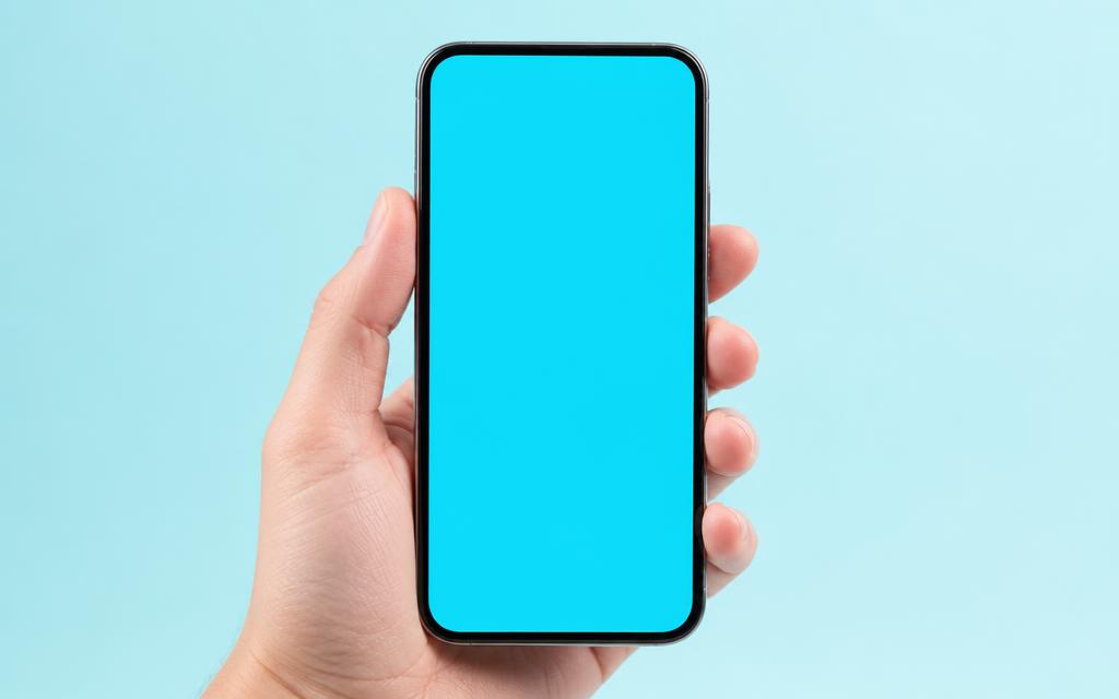 Mão segurando um celular com a tela do atendimento aberta